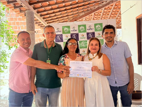 Icaprev entrega certificados de homologação de aposentadoria a oito servidores municipais